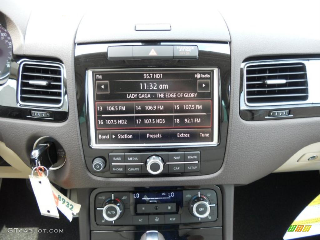 2011 Volkswagen Touareg TDI Sport 4XMotion Controls Photo #49173821
