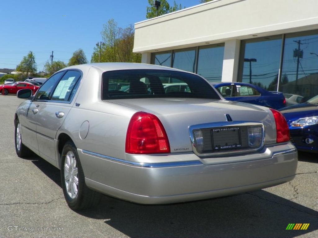 Silver Birch Metallic 2010 Lincoln Town Car Signature Limited Exterior Photo #49174793