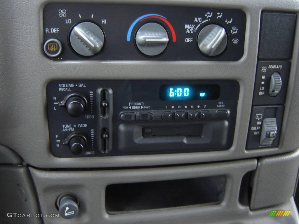 1998 Safari SLX AWD Passenger Van - Ghost White / Medium Grey photo #12