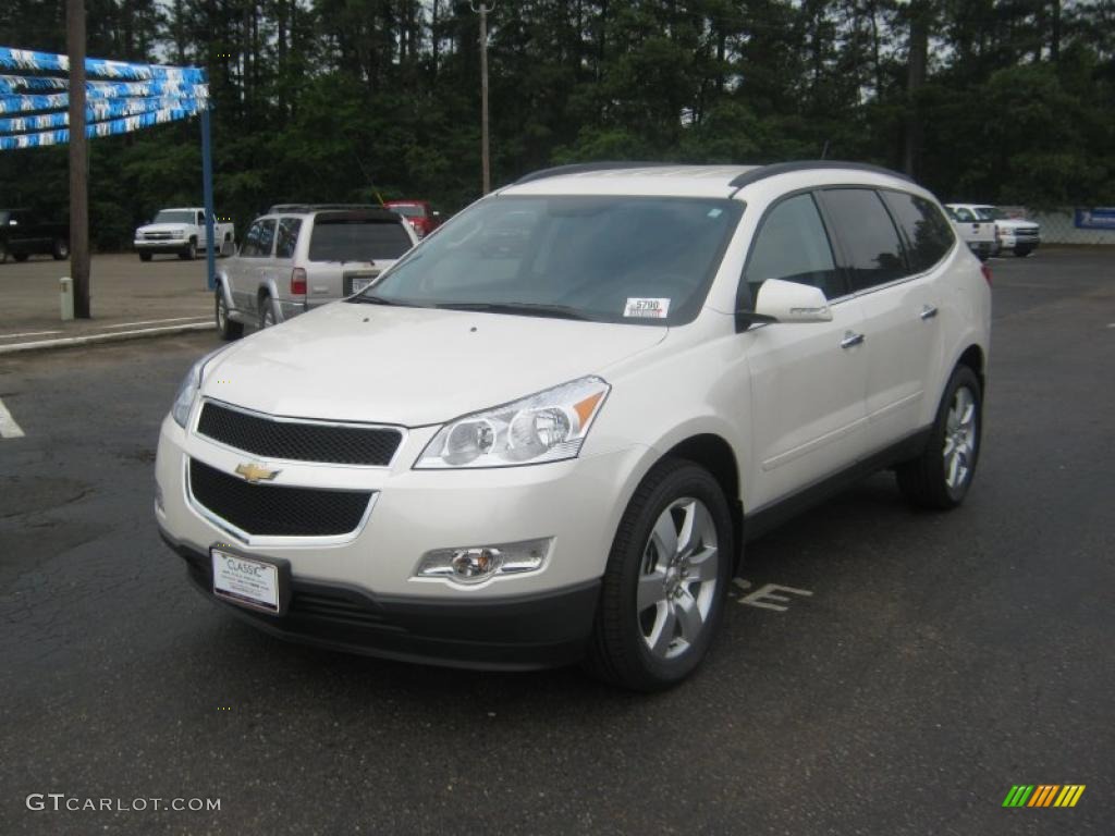 White Diamond Tricoat Chevrolet Traverse