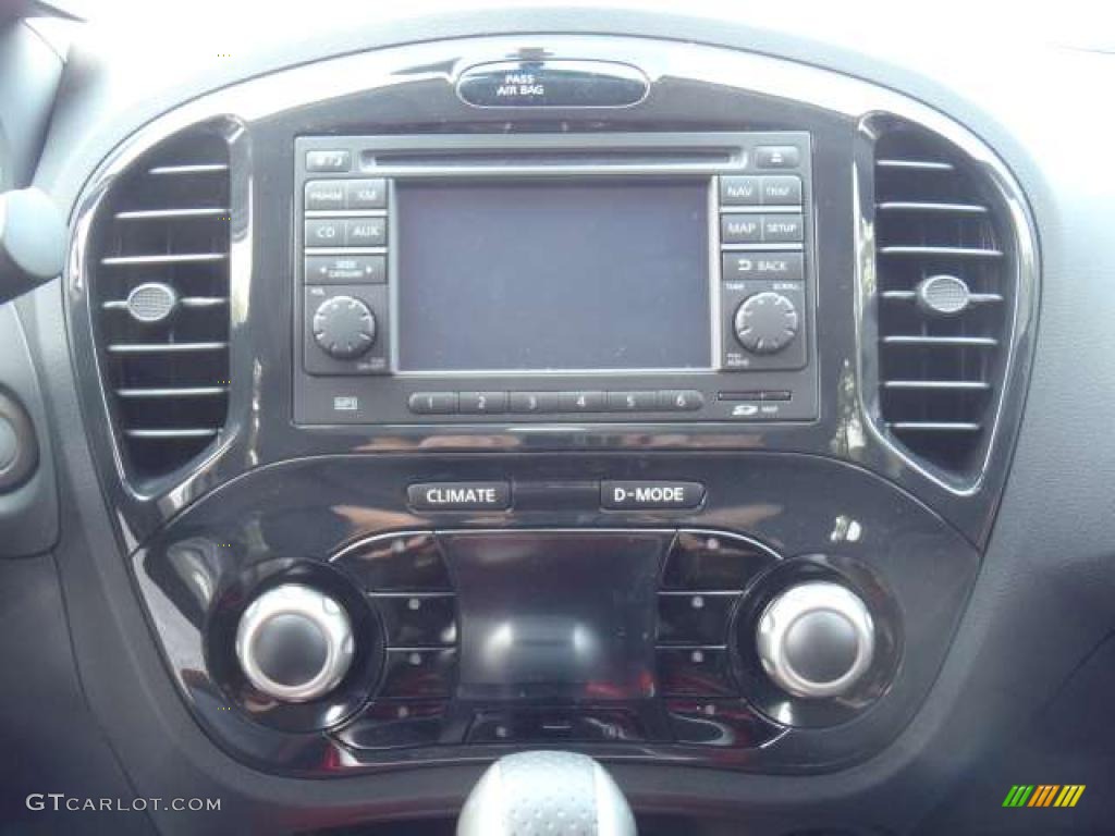 2011 Nissan Juke SV Controls Photo #49196708