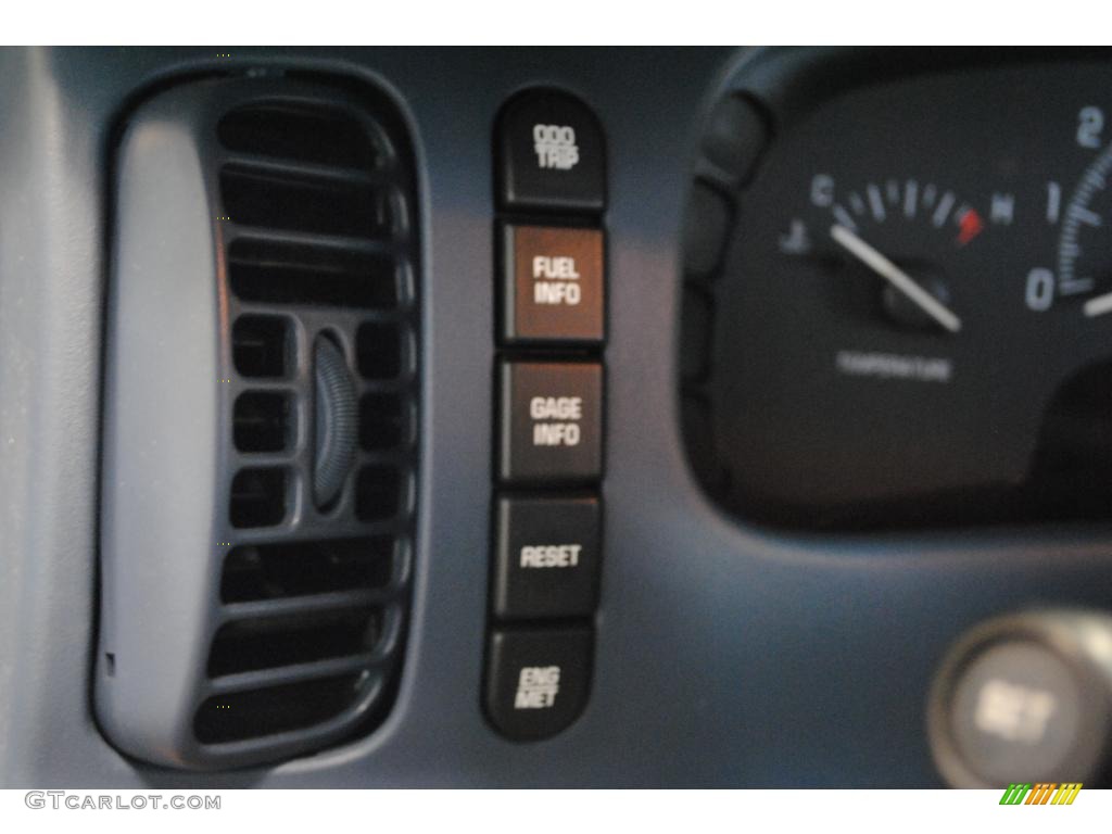 1999 Buick Park Avenue Standard Park Avenue Model Controls Photo #49200596