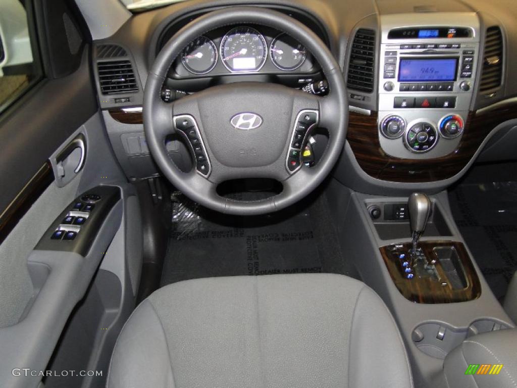 Gray Interior 2010 Hyundai Santa Fe SE Photo #49203575