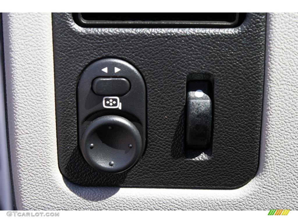 2005 Equinox LT AWD - Summit White / Light Gray photo #22