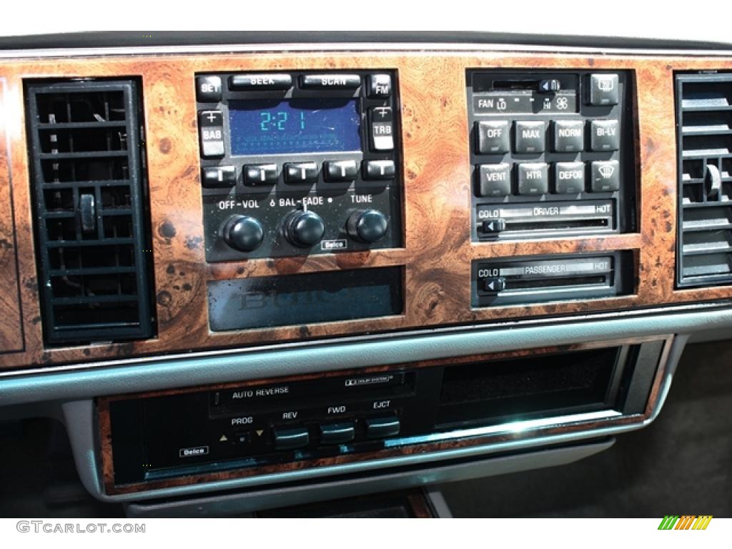 1993 Buick Regal Custom Sedan Controls Photo #49209761