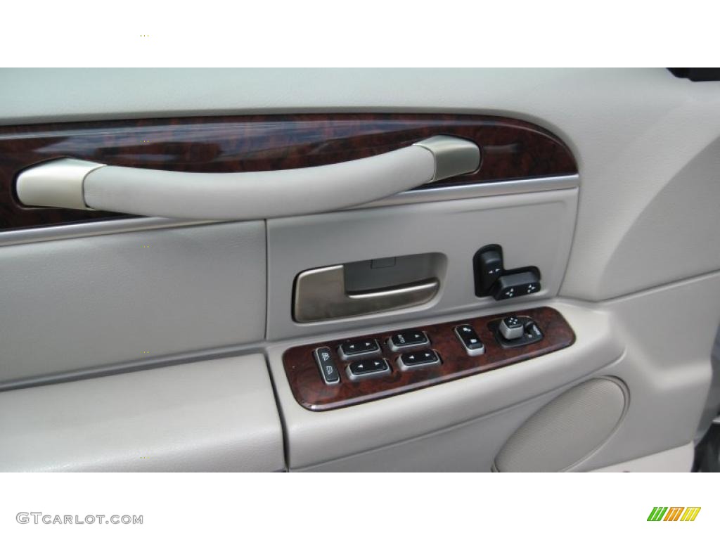 2007 Lincoln Town Car Signature Controls Photo #49223762