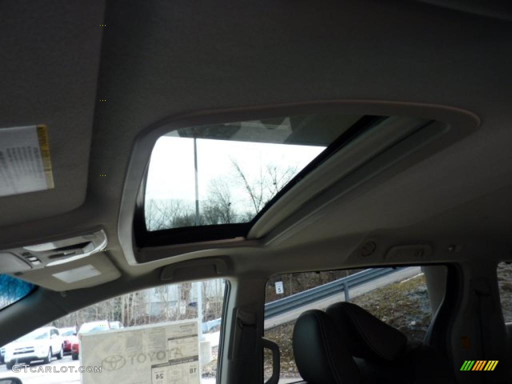 2011 Toyota Sienna SE Sunroof Photo #49227311