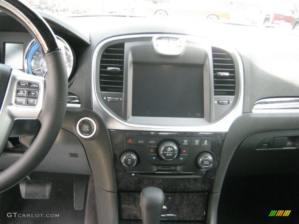 2011 Chrysler 300 C Hemi Controls Photo #49231826
