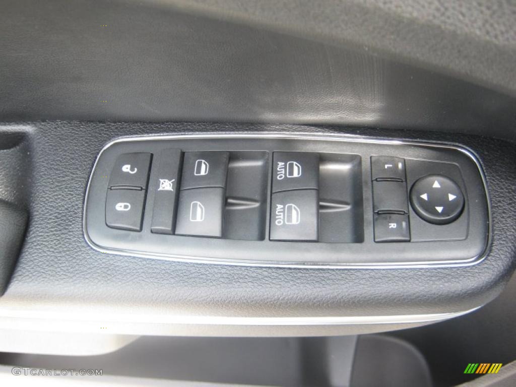 2011 Chrysler 300 C Hemi Controls Photo #49231910