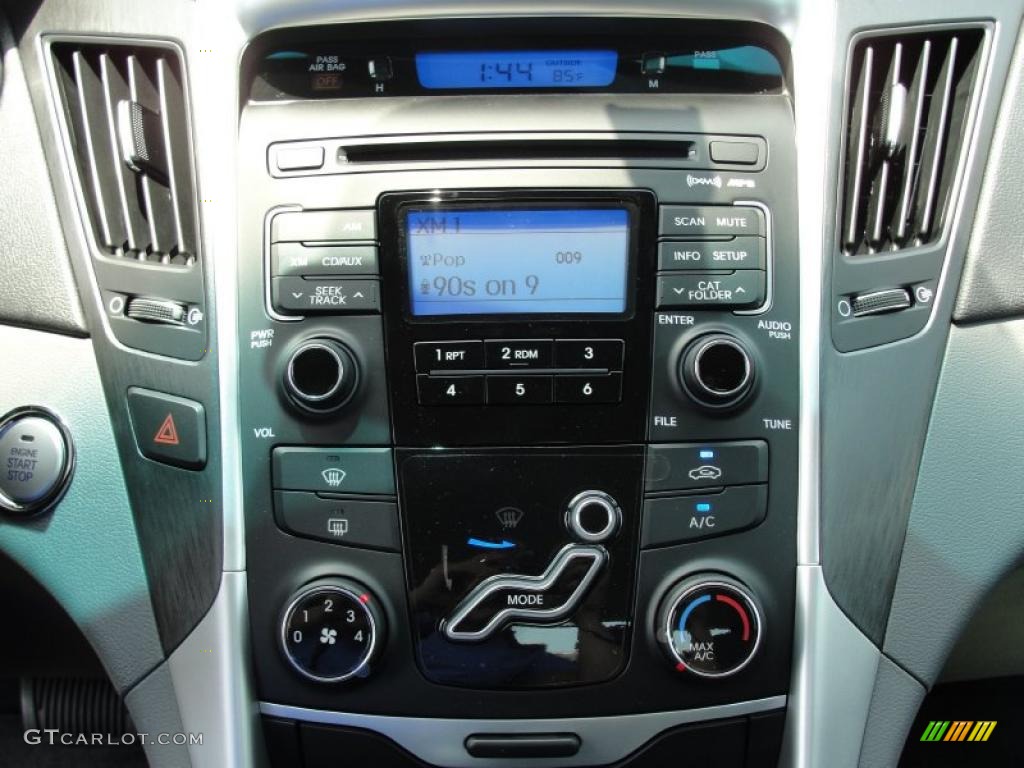 2011 Hyundai Sonata SE Controls Photo #49254389