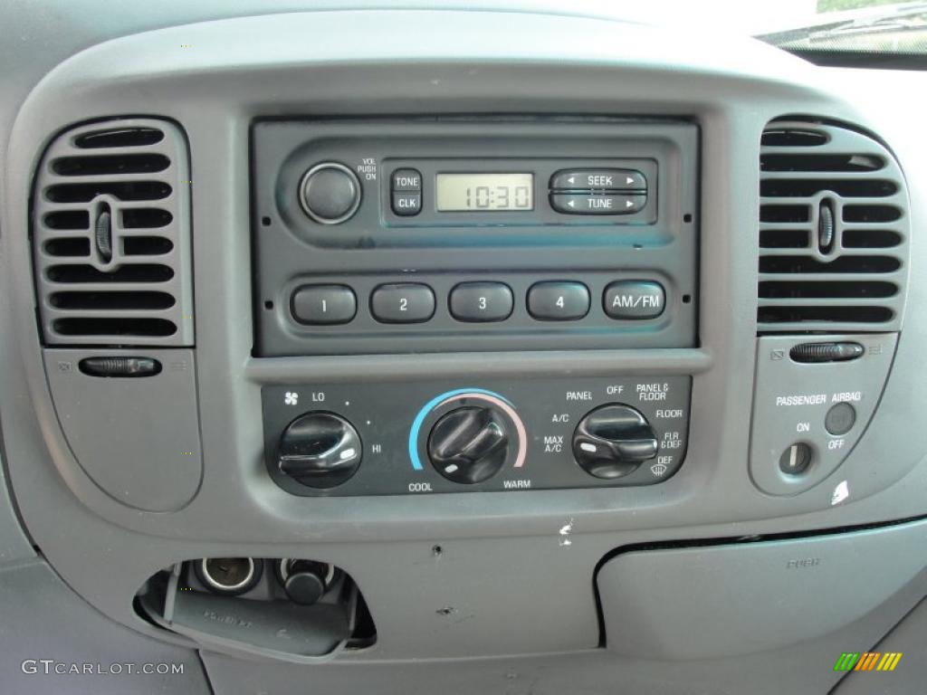 2000 Ford F150 XL Regular Cab Controls Photo #49257482