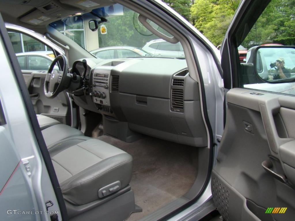 2005 Nissan Titan LE Crew Cab 4x4 interior Photo #49267961
