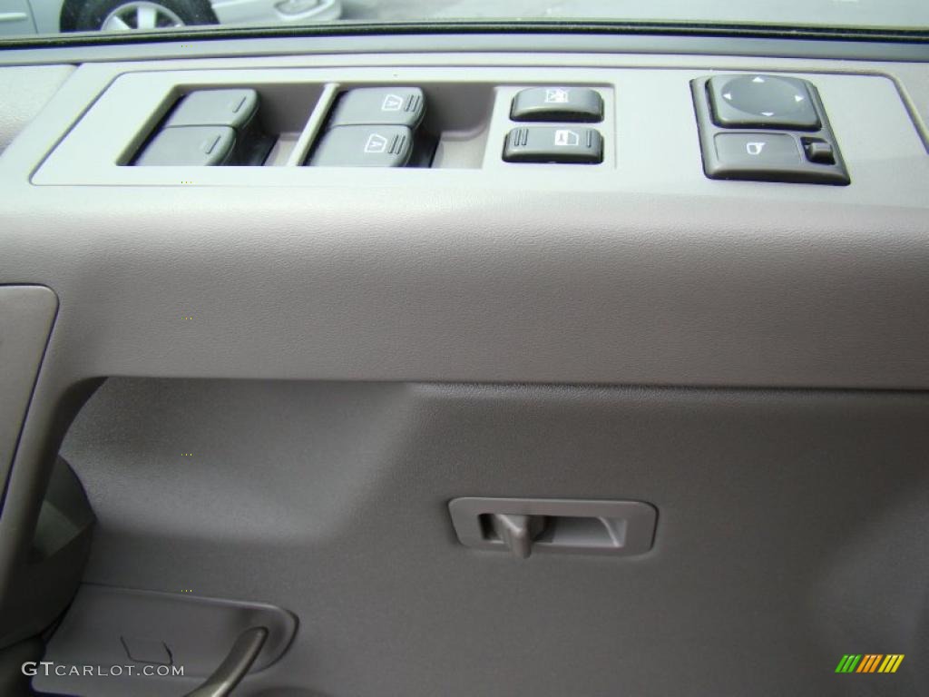 2005 Nissan Titan LE Crew Cab 4x4 Controls Photo #49268048