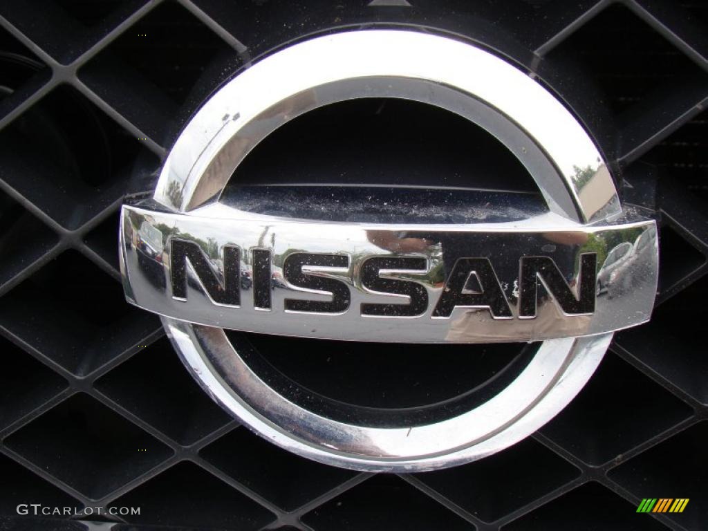 2005 Nissan Titan LE Crew Cab 4x4 Marks and Logos Photos
