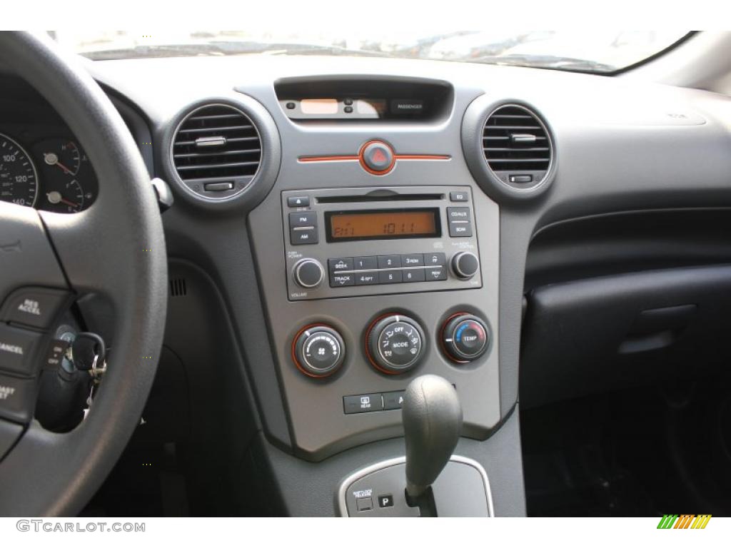 2008 Kia Rondo LX Controls Photo #49280171