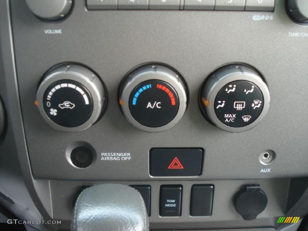 2006 Nissan Titan SE King Cab 4x4 Controls Photo #49285514