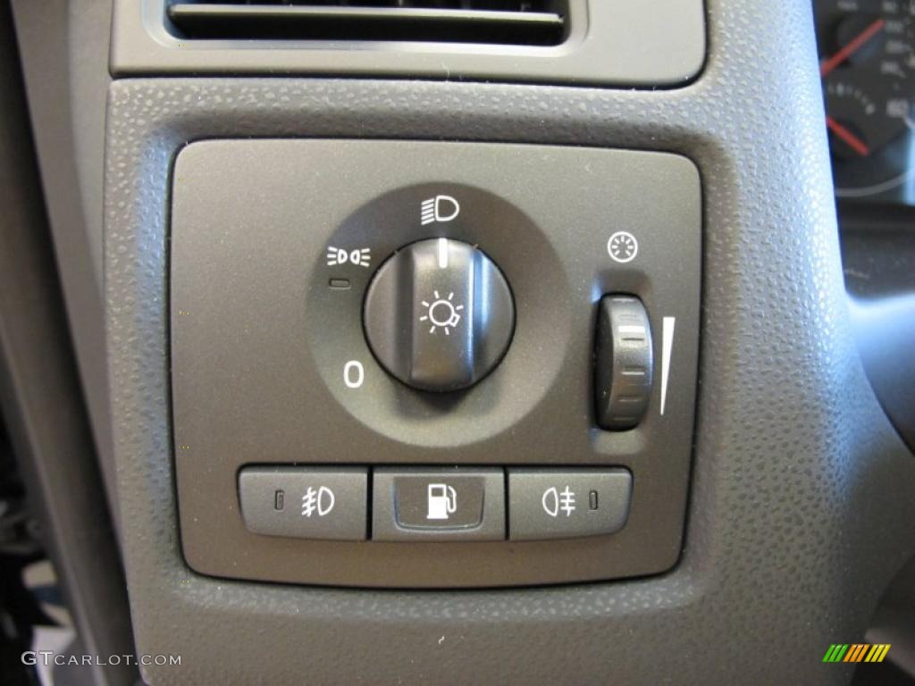 2011 Volvo C30 T5 Controls Photo #49288913
