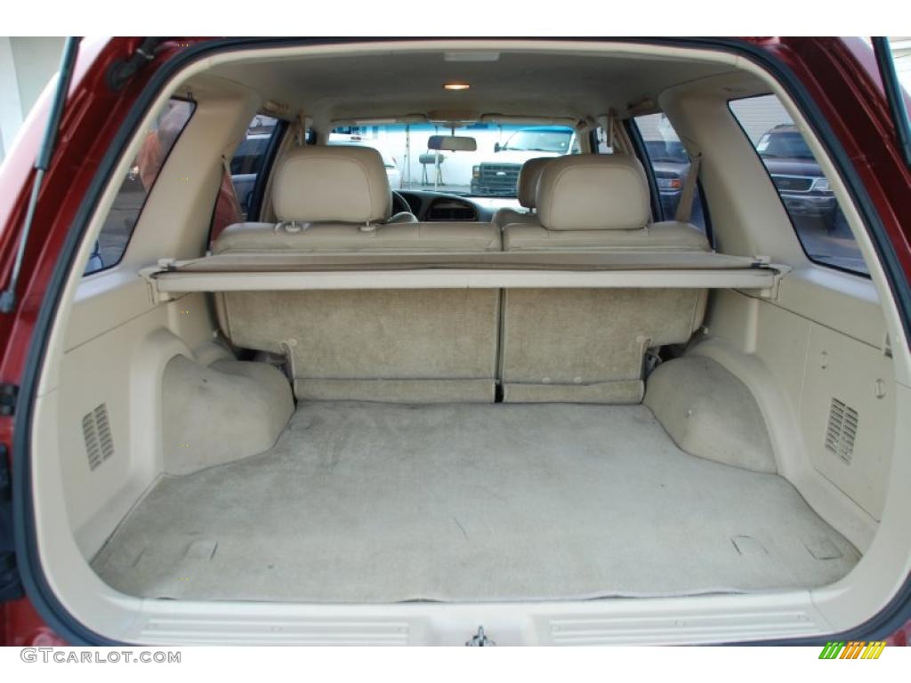 1998 Nissan Pathfinder LE Trunk Photo #49290020