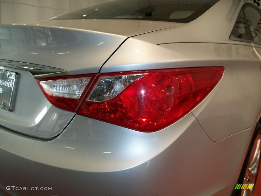 2011 Sonata SE - Radiant Silver / Gray photo #17