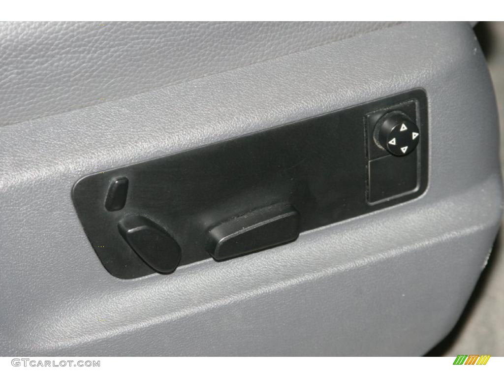 2004 Volkswagen Touareg V8 Controls Photo #49310076