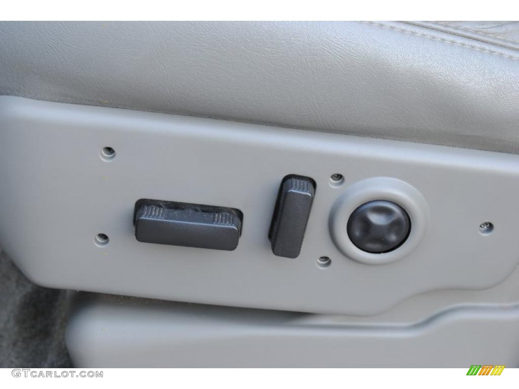 2003 GMC Yukon SLT Controls Photo #49311099