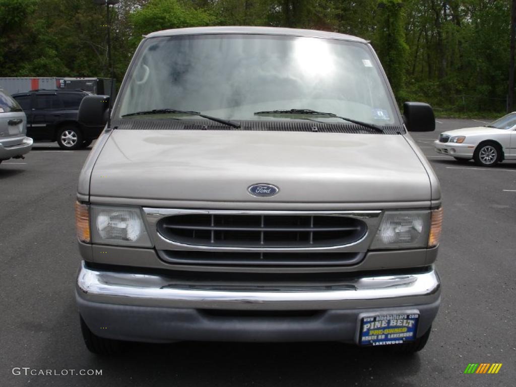 2002 E Series Van E350 XLT 15 Passenger - Light Parchment Gold Metallic / Medium Parchment photo #2