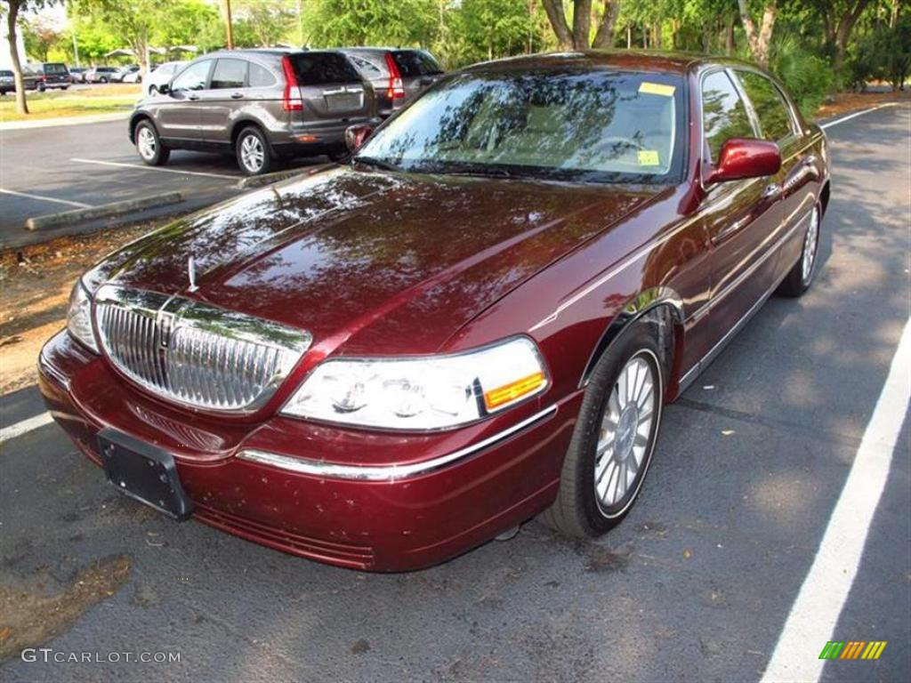 2004 Town Car Signature - Autumn Red Metallic / Light Parchment photo #4