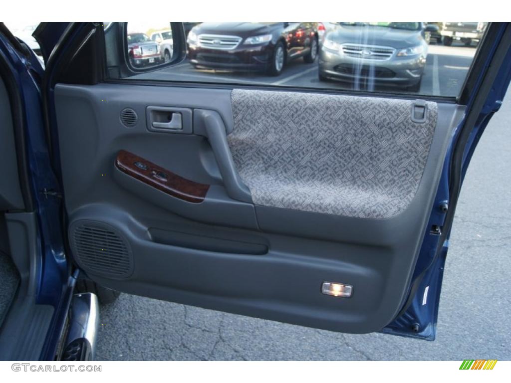 2002 Isuzu Rodeo LSE 4WD Gray Door Panel Photo #49341988