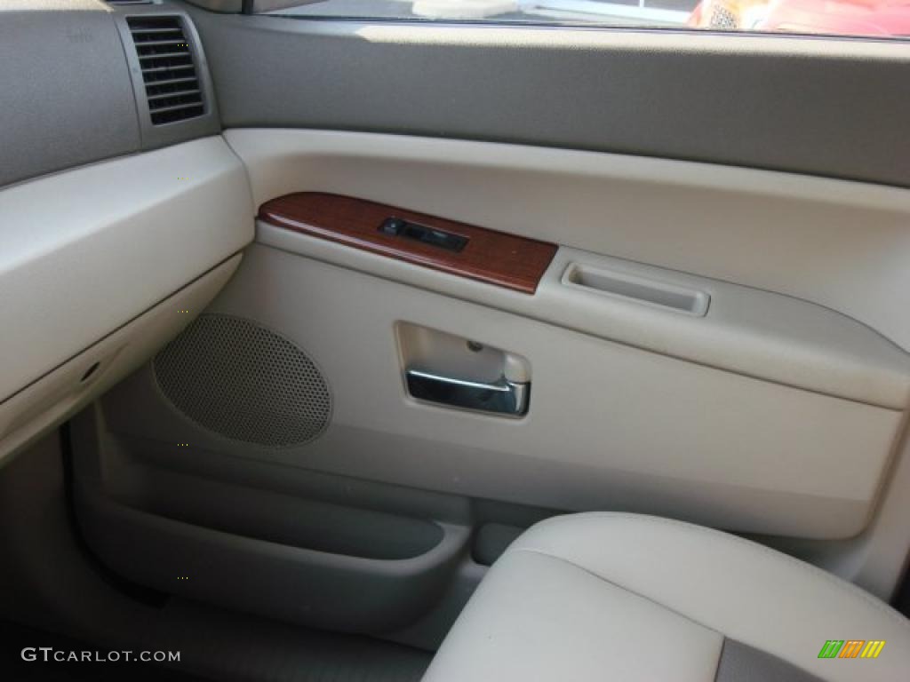 2005 Grand Cherokee Limited 4x4 - Bright Silver Metallic / Dark Khaki/Light Graystone photo #22