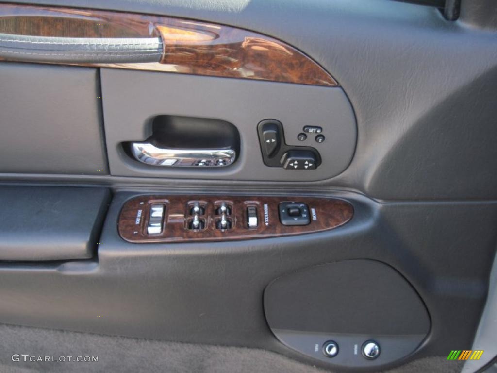 2001 Lincoln Town Car Signature Controls Photo #49358572
