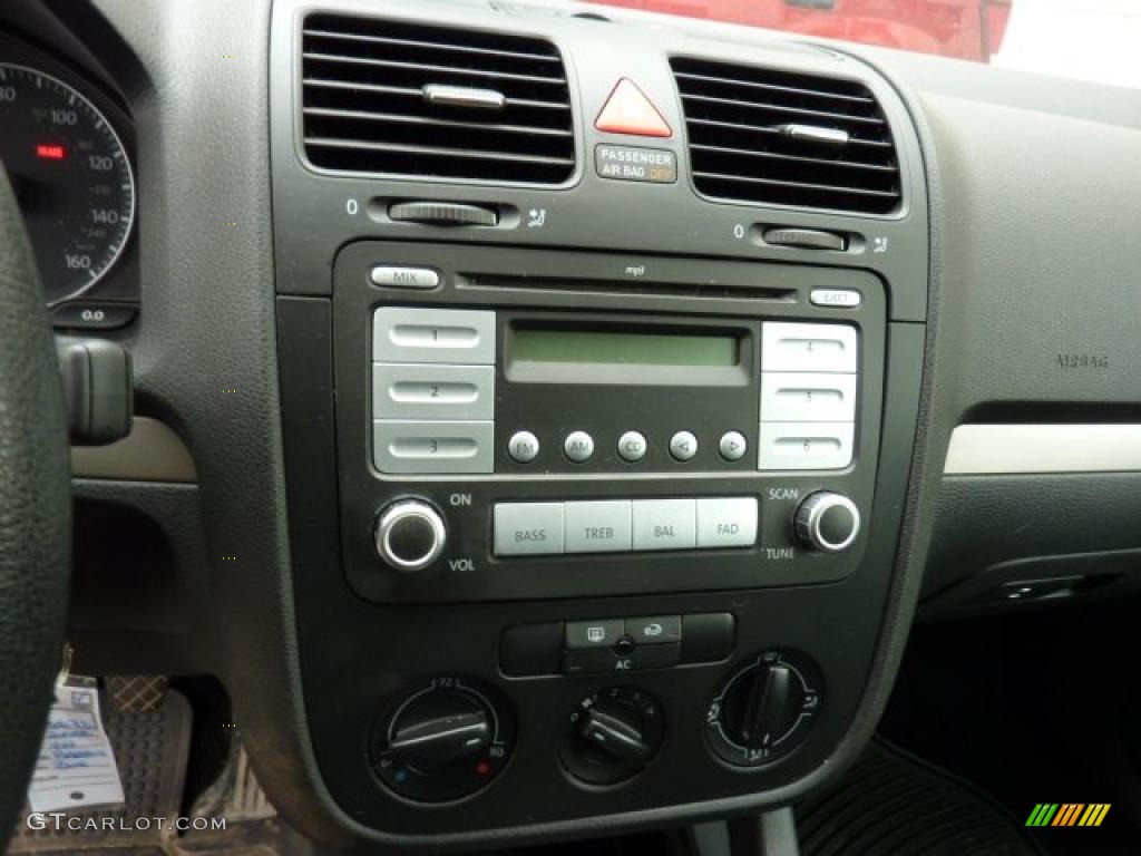 2008 Volkswagen Rabbit 2 Door Controls Photo #49359427