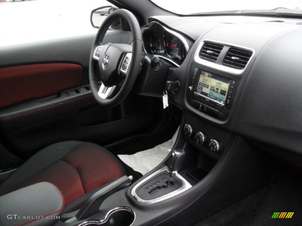 2011 Avenger Mainstreet - Bright White / Black/Red photo #19