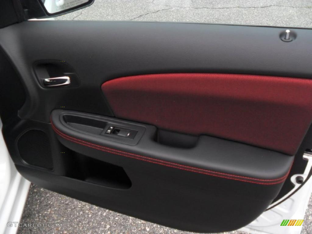 2011 Avenger Mainstreet - Bright White / Black/Red photo #20