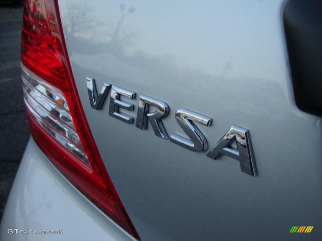 2010 Versa 1.6 Sedan - Brilliant Silver Metallic / Charcoal photo #4