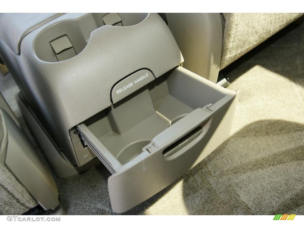 2010 Sienna XLE - Super White / Taupe photo #16