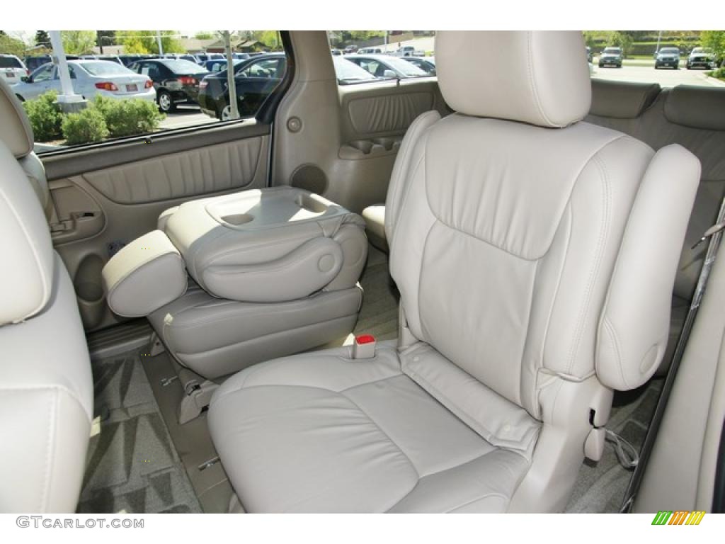 2010 Sienna XLE - Super White / Taupe photo #17