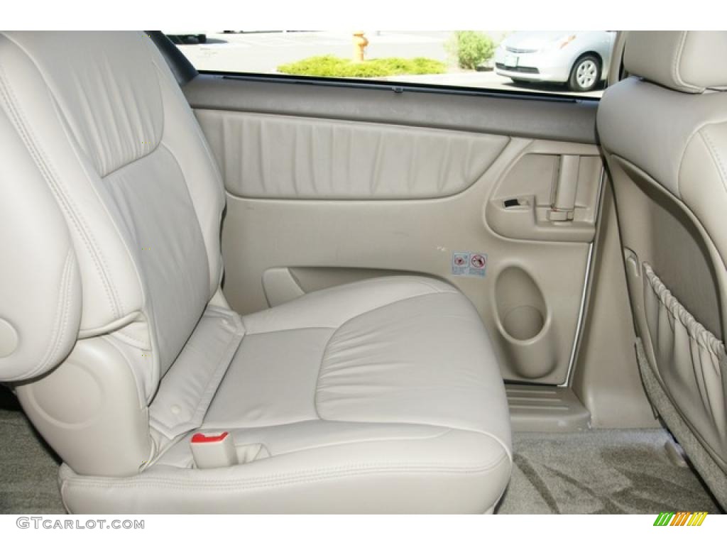 2010 Sienna XLE - Super White / Taupe photo #24