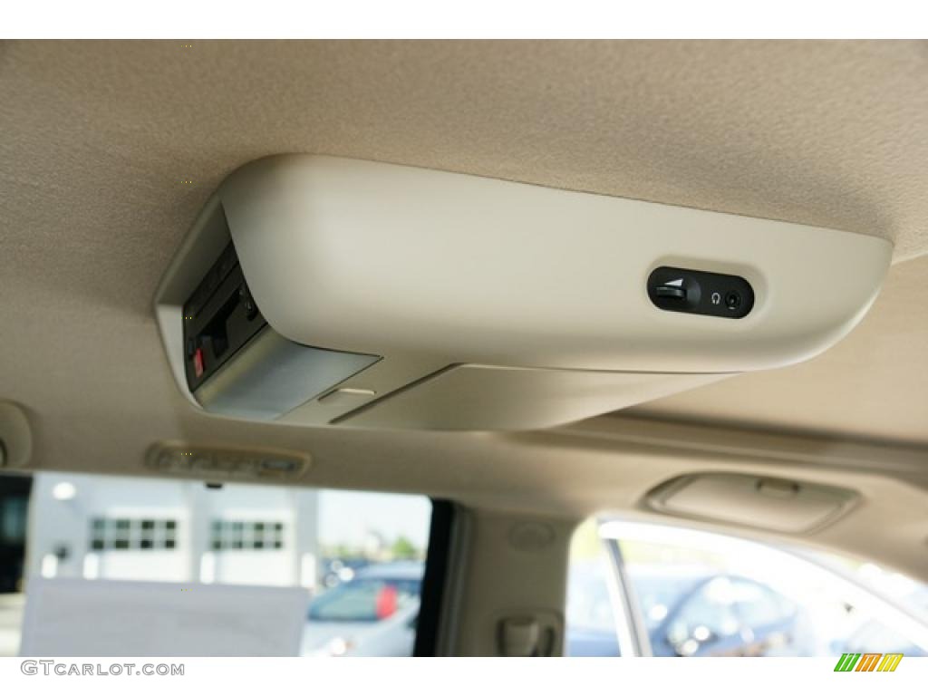 2010 Sienna XLE - Super White / Taupe photo #25