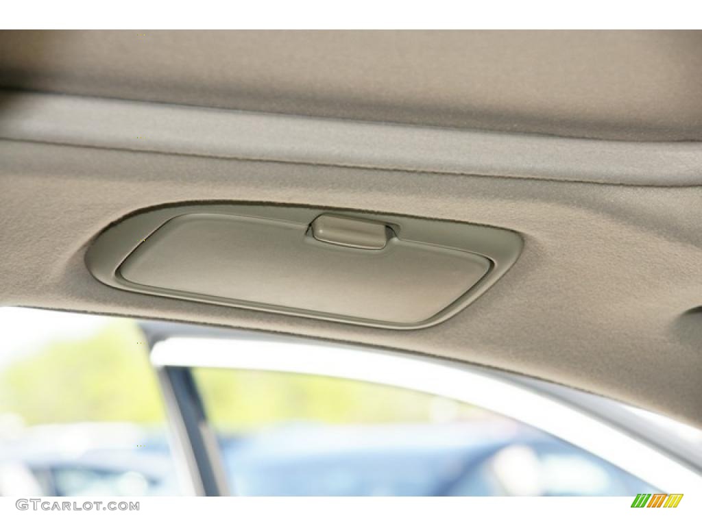 2010 Sienna XLE - Super White / Taupe photo #26