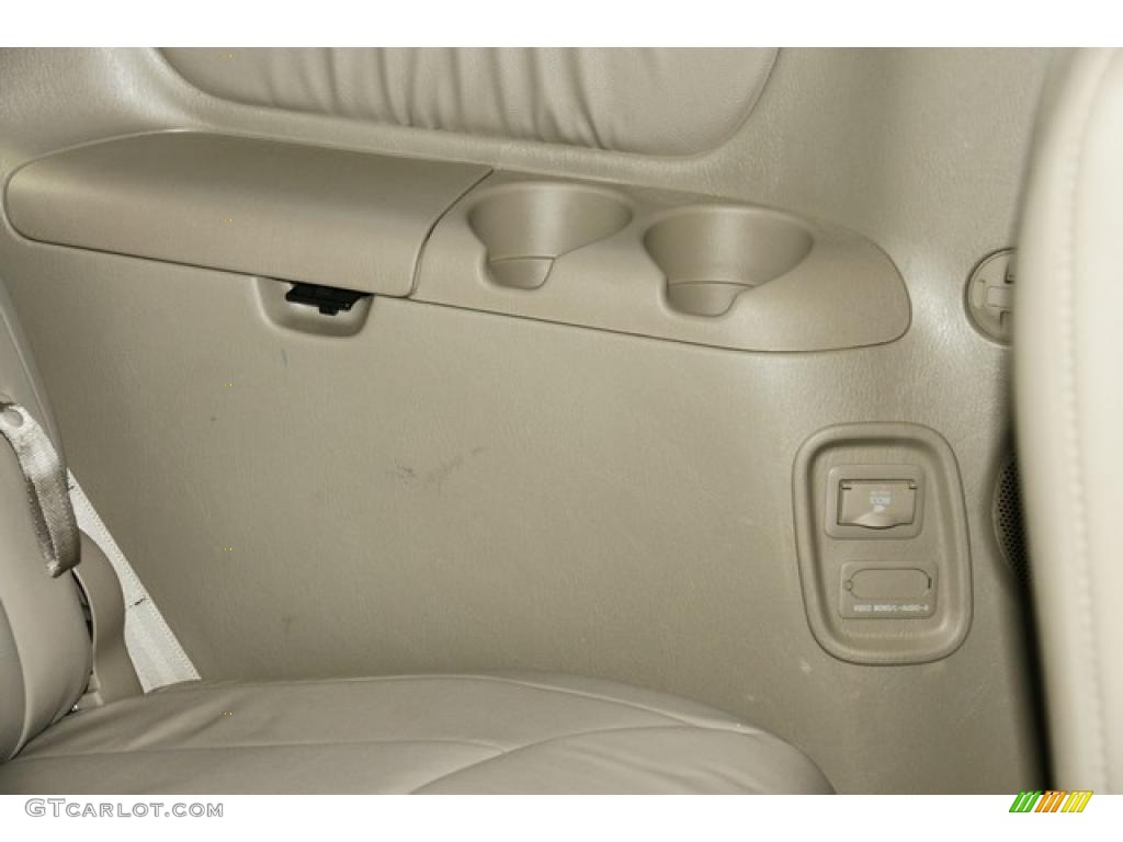 2010 Sienna XLE - Super White / Taupe photo #28