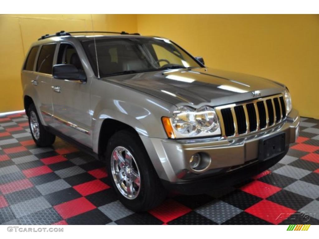 Light Khaki Metallic Jeep Grand Cherokee