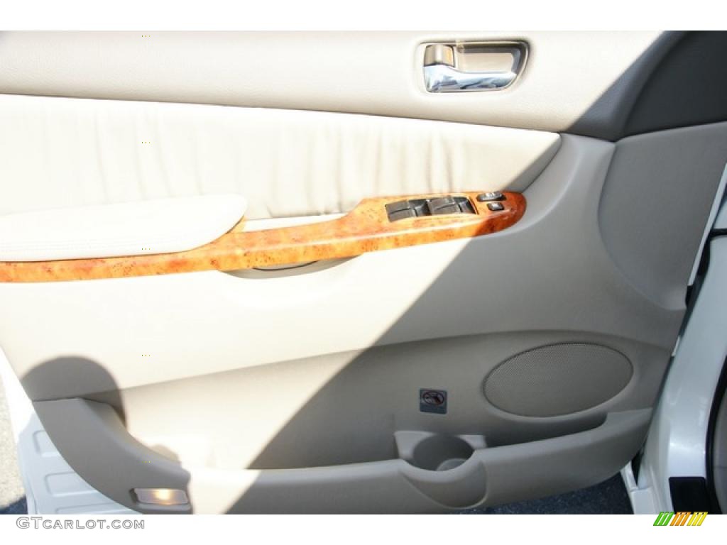 2010 Sienna XLE - Super White / Taupe photo #30