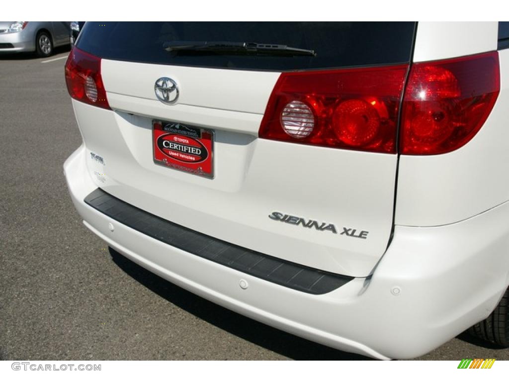 2010 Sienna XLE - Super White / Taupe photo #49