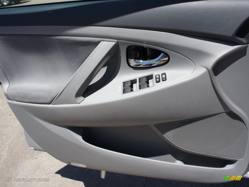 2010 Camry LE - Classic Silver Metallic / Ash Gray photo #12