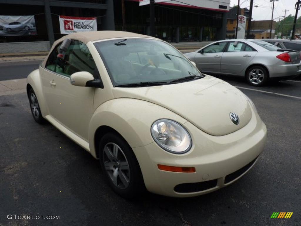 Harvest Moon Beige 2006 Volkswagen New Beetle 2.5 Convertible Exterior Photo #49385336