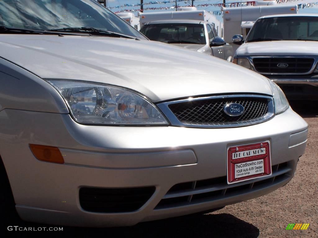 2005 Focus ZX5 S Hatchback - CD Silver Metallic / Dark Flint/Light Flint photo #11