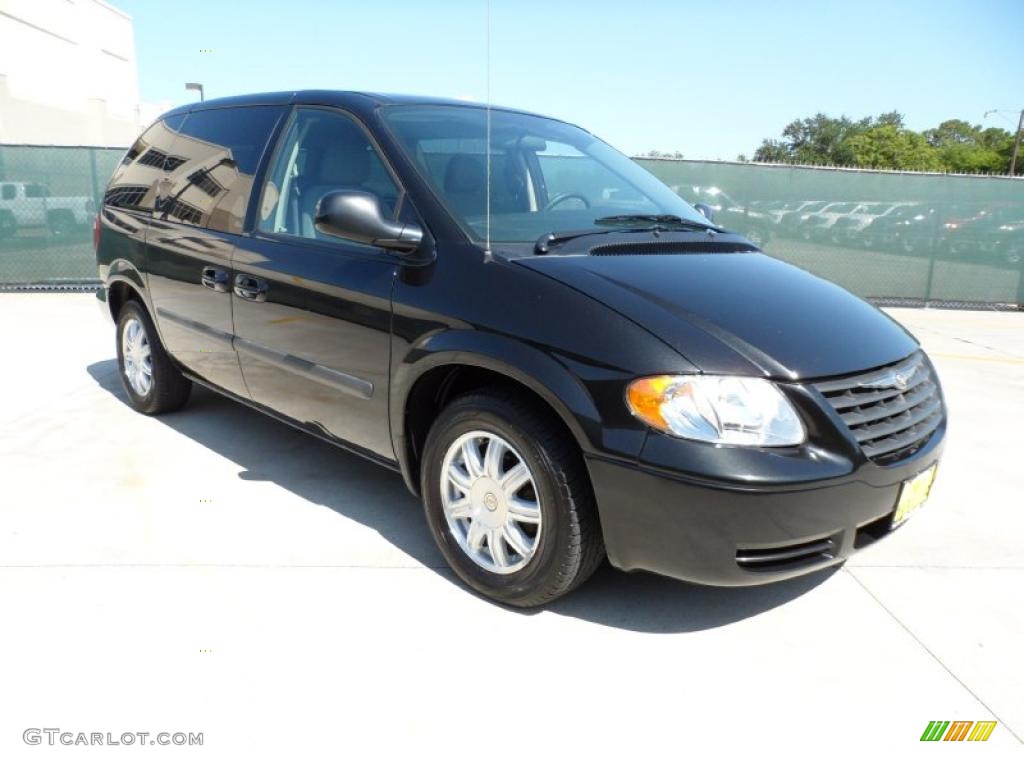 2007 Town & Country  - Brilliant Black Crystal Pearl / Medium Slate Gray photo #1