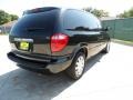 2007 Brilliant Black Crystal Pearl Chrysler Town & Country   photo #3