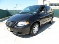 2007 Brilliant Black Crystal Pearl Chrysler Town & Country   photo #7