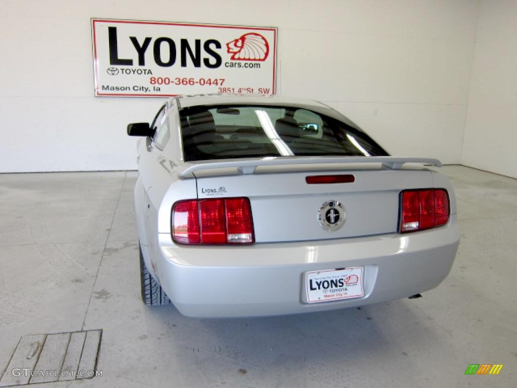 2006 Mustang V6 Premium Coupe - Satin Silver Metallic / Dark Charcoal photo #14